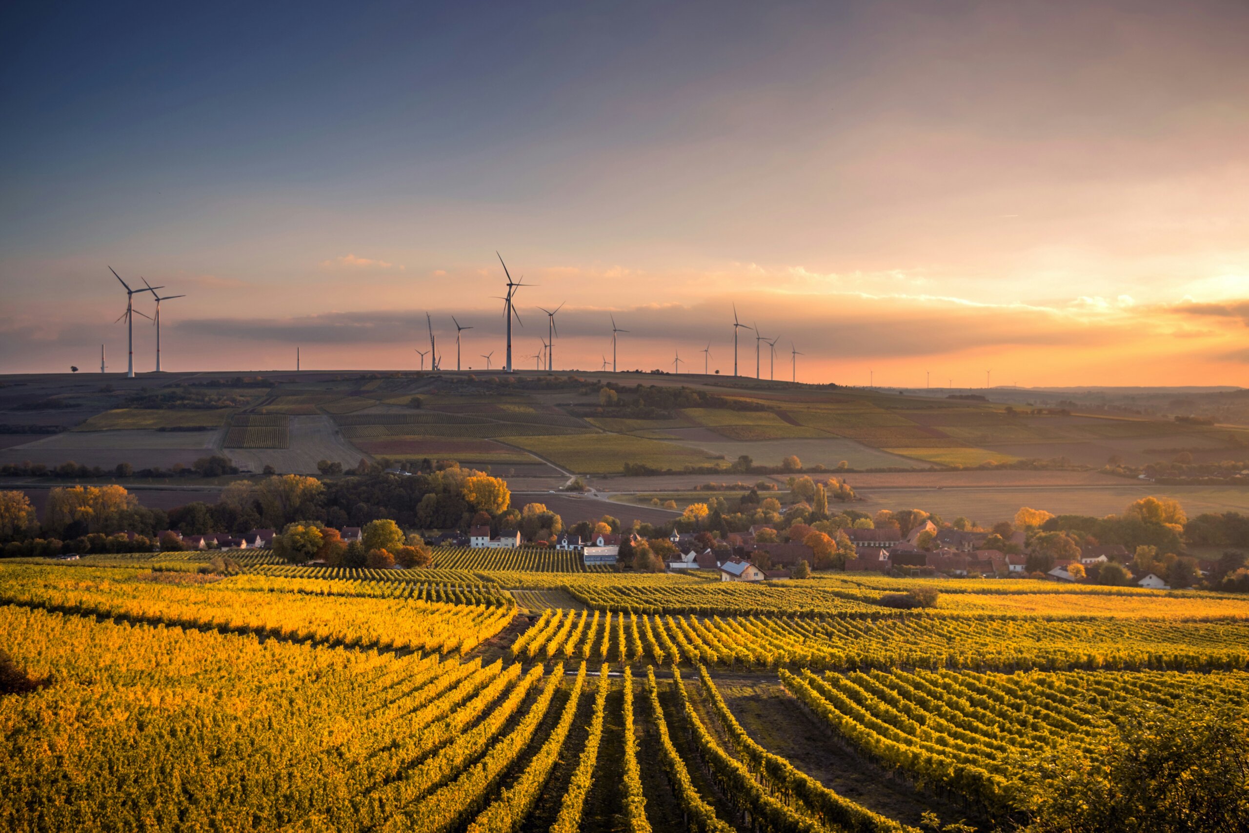 Symbolbild mit Windkrafträdern | Hochverfügbare Kommunikationsinfrastruktur für Smart Grids